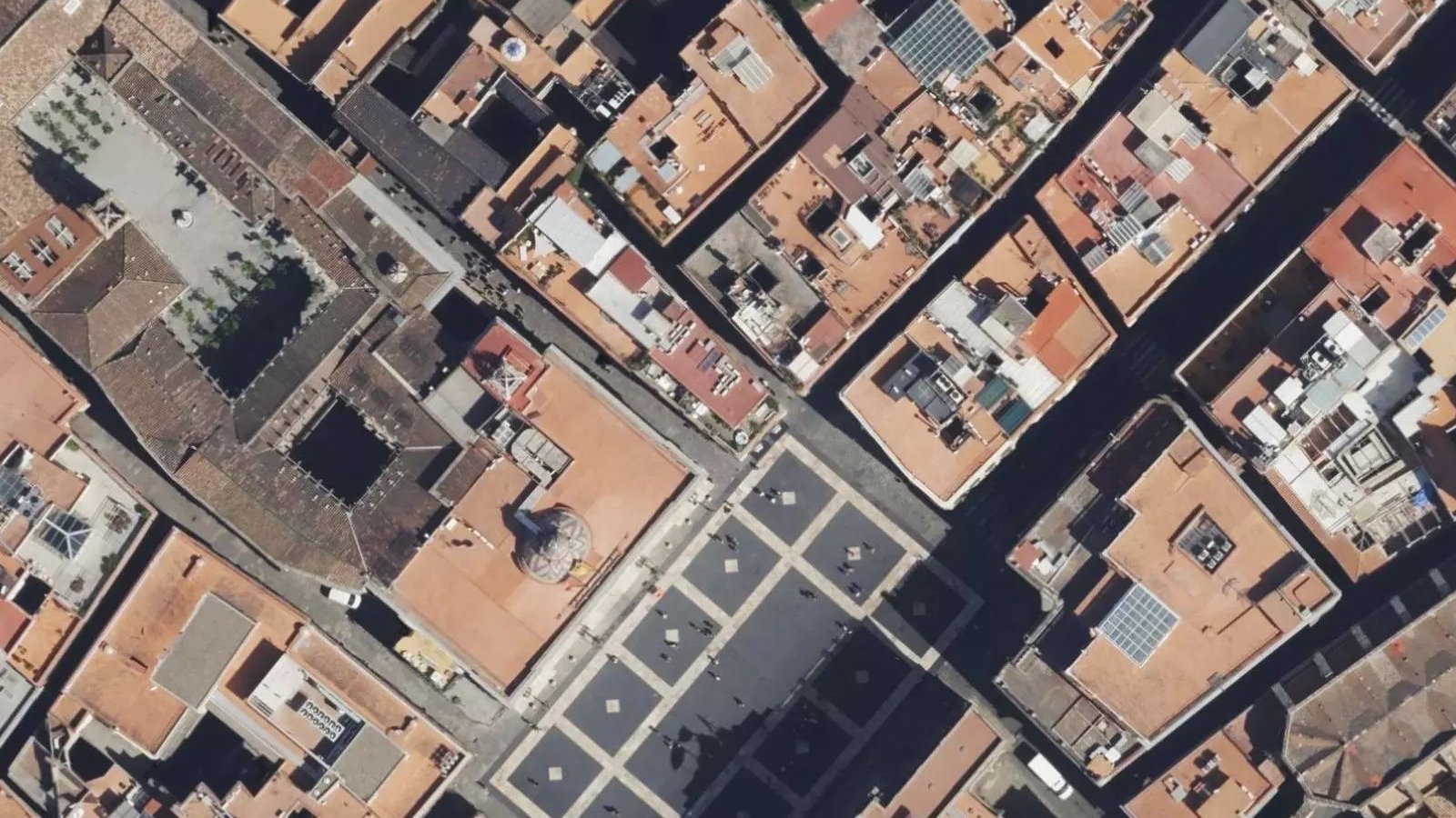 Satellite view: an old-town block threaded with narrow lanes