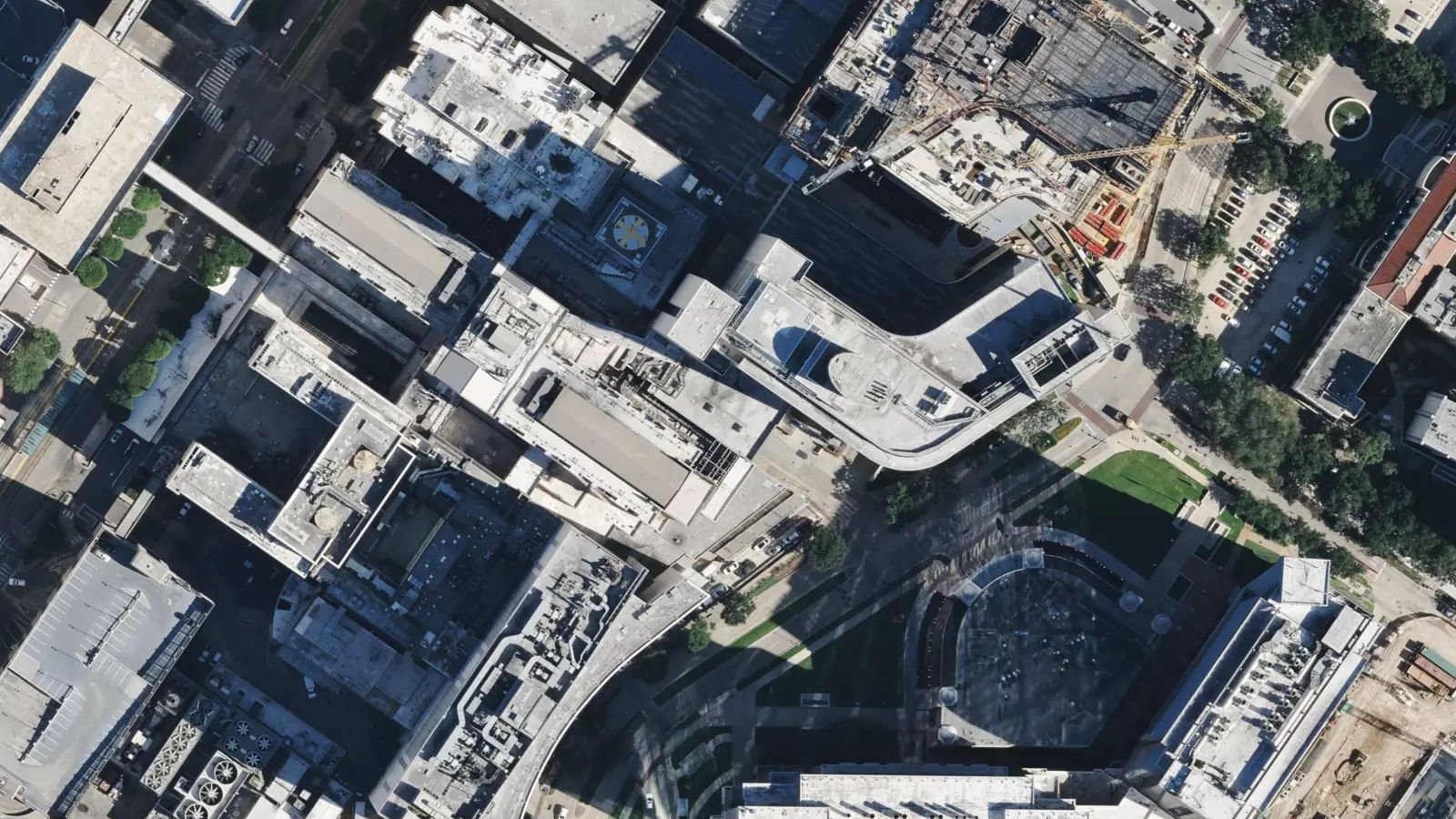 Satellite view: a hospital campus and its ambulance access